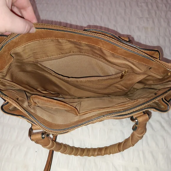Elegant Tan Leather Handbag - Picture 2 of 2